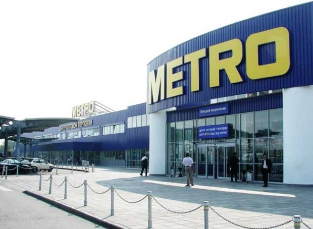Сеть гипермаркетов Metro в Украине из-за вирусной атаки перестала принимать банковские карточки на кассах и перешла на расчеты только наличными. 
