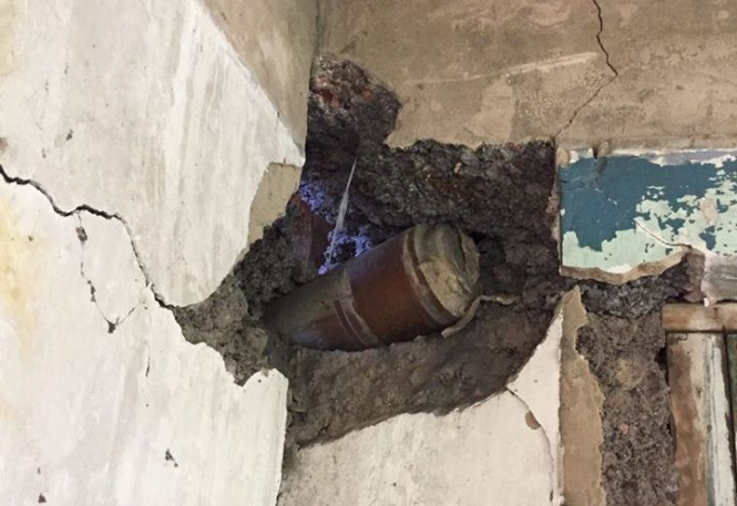 Сегодня в Авдеевке в полицию обратился местный житель с сообщением, что во время ночного обстрела был поврежден соседний дом. Во время осмотра правоохранители обнаружили застрявший в стене дома танковый снаряд. 