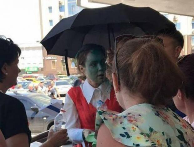 Нардеп от "Оппозиционного блока" Наталья Королевская назвала подонком того, кто облил ее зеленкой, а также отметила, что в правоохранительные органы еще не обращалась. 