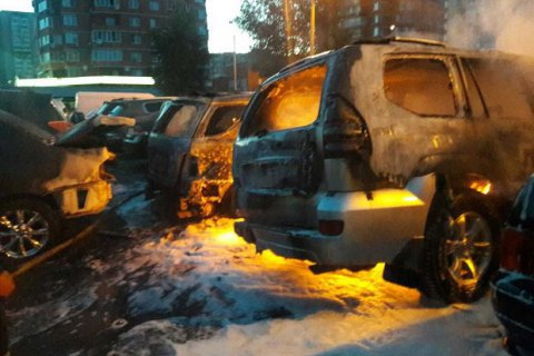 В Киеве ночью произошел пожар на автомобильной стоянке на улице Данькевича, в результате которой несколько машин сгорели и получили повреждения. 