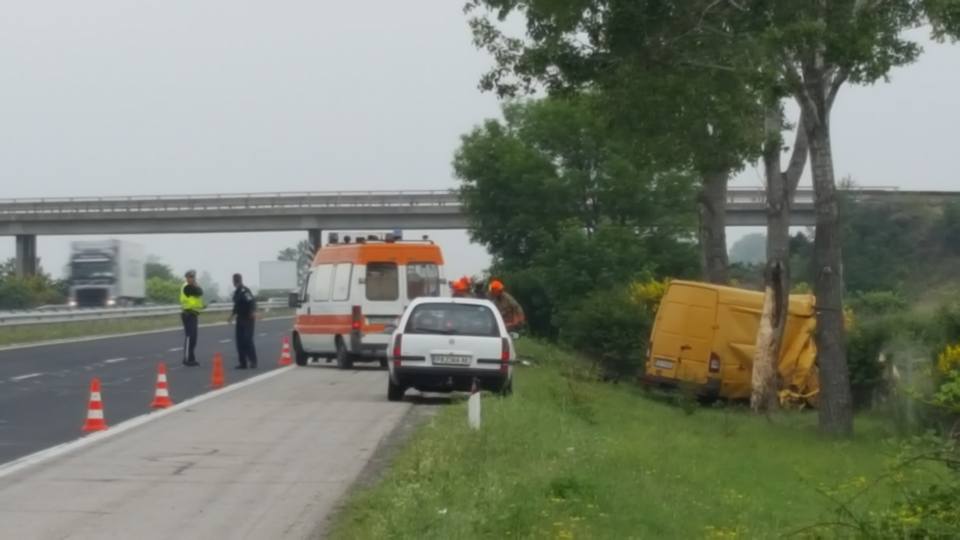 Десять человек погибли и еще семеро получили травмы в результате ДТП микроавтобуса с мигрантами в Болгарии. 