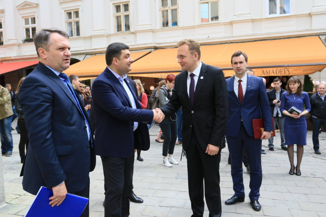 Премьер-министр Владимир Гройсман во время заседания правительства, трансляция которого велась в Youtube, раскритиковал мэра Львова Андрея Садового за его подходы к решению проблемы с вывозом мусора. 