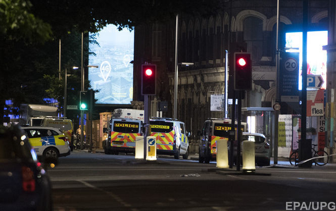 В Лондоне вечером 3 июня белый фургон съехал с дороги на тротуар на Лондонском мосту и сбил пешеходов, после этого произошли атаки еще в нескольких местах неподалеку. 