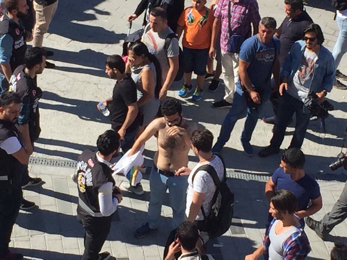 Полиция в Стамбуле разогнала участников марша за права лесбиянок, геев, бисексуалов и трансгендеров. 