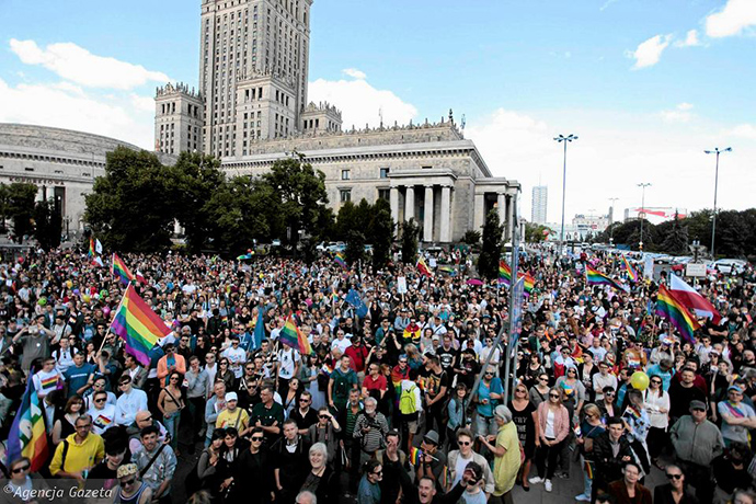 Парад равенства за права ЛГБТ, прошедший в Варшаве в субботу, собрал 50 тысяч человек. 