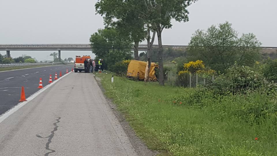 Десять человек погибли и еще семеро получили травмы в результате ДТП микроавтобуса с мигрантами в Болгарии. 