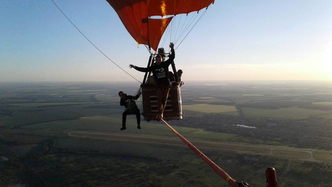 Национальный реестр рекордов Украины 4 июня зафиксировал новый рекорд: человек прошел по стропе, натянутой между двумя воздушными шарами на высоте 660 метров. 