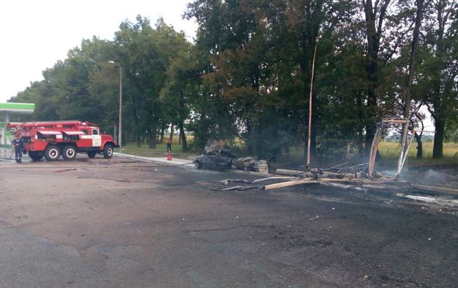 В Киевской области во вторник, 11 июля, автомобиль Daewoo Lanos врезался в газовый модуль на автозаправочной станции, в результате погиб один человек. 