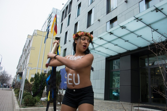 Журналистам стало известно лицо активистки Femen, которая показала грудь на официальной встрече президентов Петра Порошенко и Александра Лукашенко. 