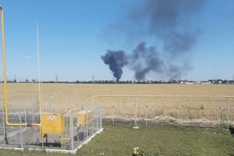 В поселке Усатово Одесской области произошел пожар на нефтебазе "Рассвет", на которой хранят нефтепродукты компании SOCAR, АМИК и ОККО. 