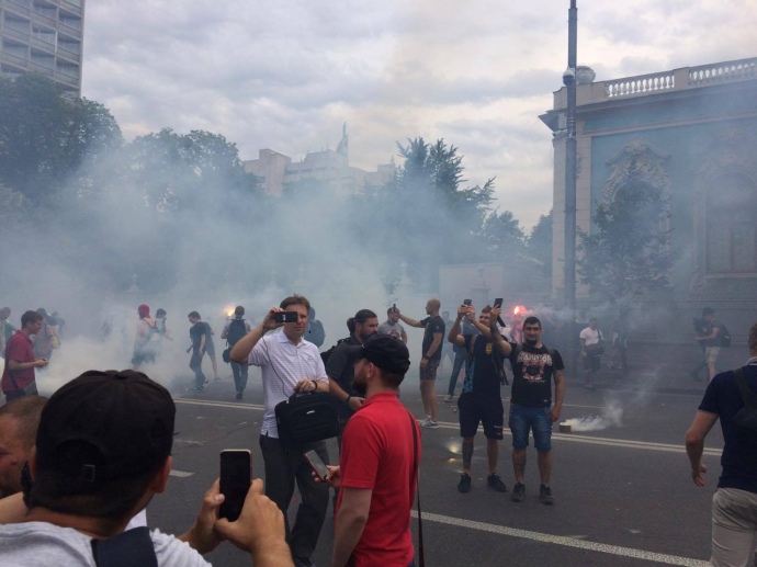 Под зданием Верховной Рады активисты жгут файеры и стучат в бочки, требуя снятия неприкосновенности с шести народных депутатов. 