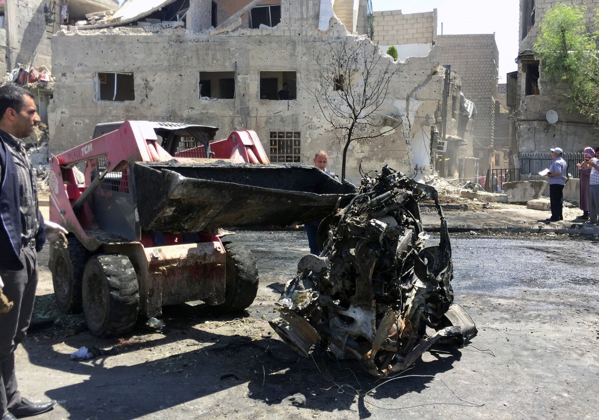 По крайней мере 20 человек погибли и 30 были ранены, когда в воскресенье три смертника на автомобилях напали на сирийскую столицу Дамаск. 
