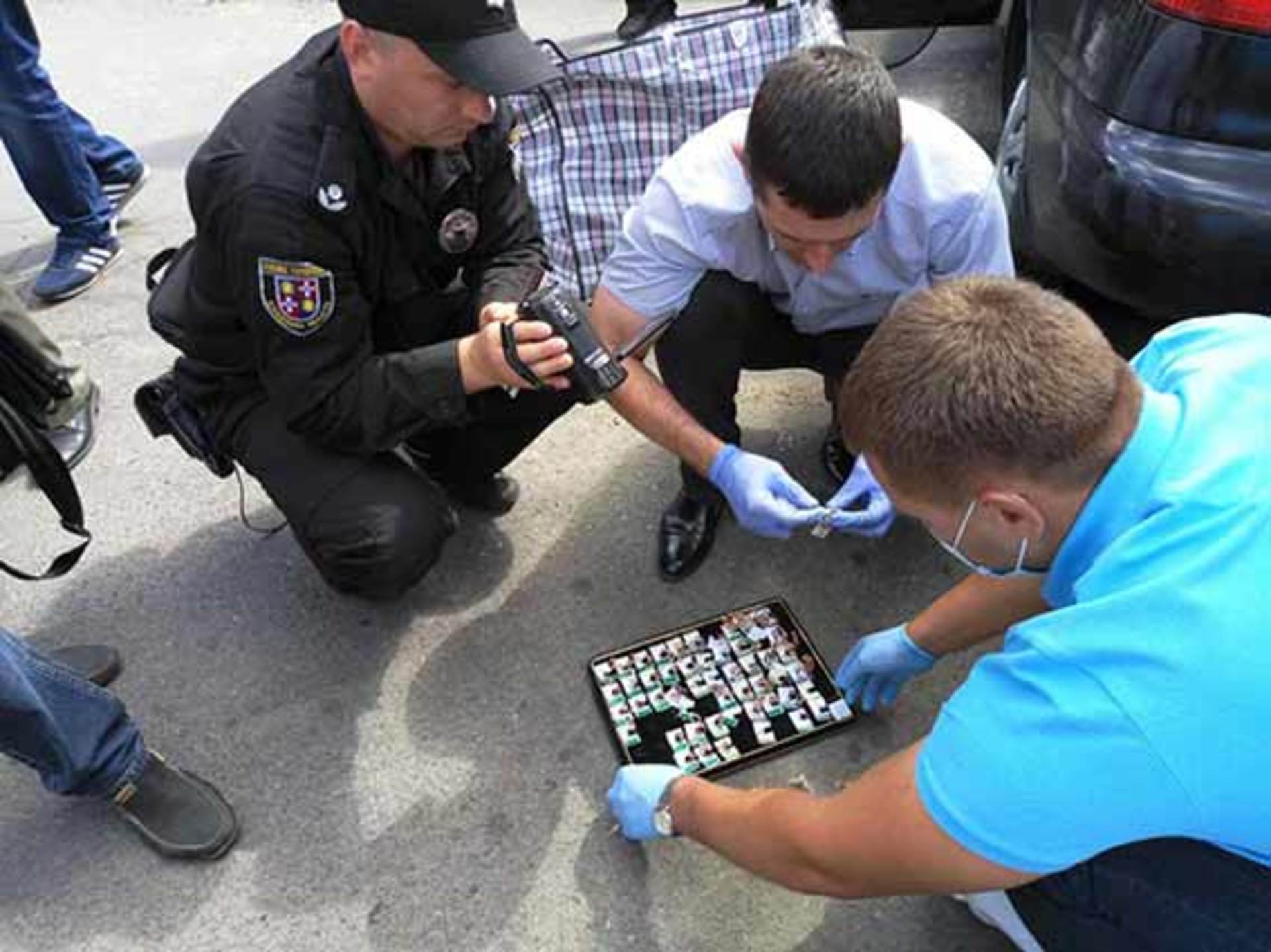 В Виннице трое вооруженных мужчин в медицинских масках забежали в магазин, угрожали охраннику и требовали, чтобы он лег на пол. 