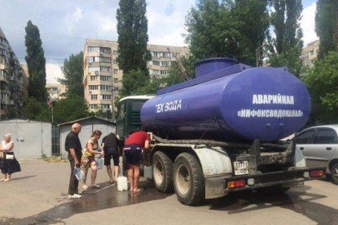 В Луганской области в результате обесточивания водоканалов без питьевой воды остались более 40 тысяч человек и 30 объектов социальной инфраструктуры, в том числе детская областная больница. 