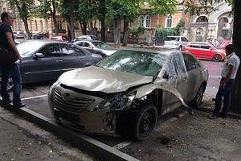 В центре Одессы на Маразлиевской улице взорвали автомобиль Toyota Camry, который стоял на парковке. 