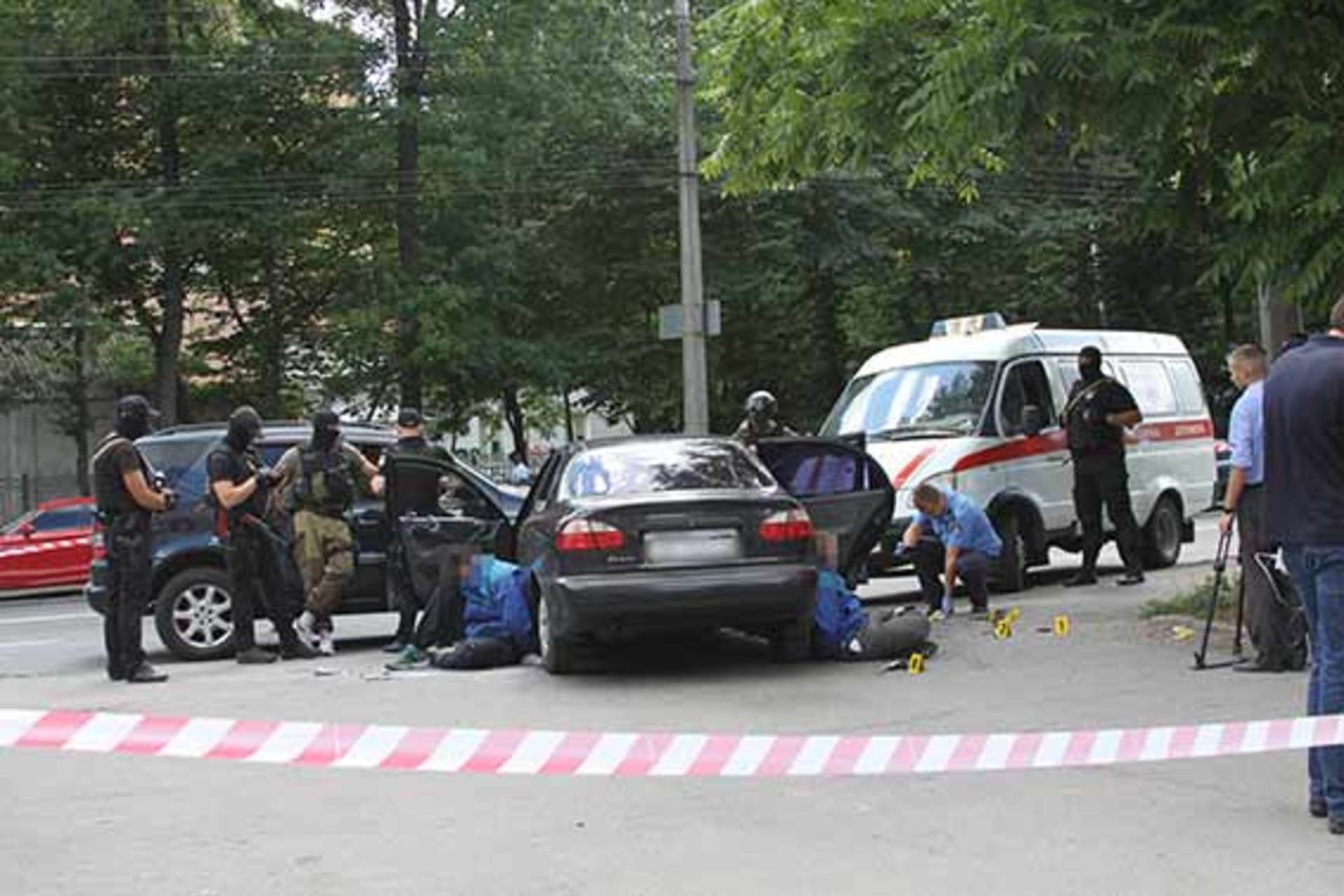 В Виннице трое вооруженных мужчин в медицинских масках забежали в магазин, угрожали охраннику и требовали, чтобы он лег на пол. 