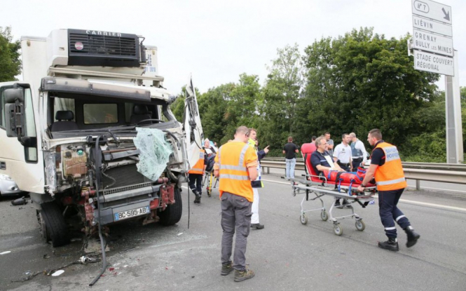 Во французском департаменте Па-де-Кале грузовик врезался в автозак, в результате столкновения другие автомобили не справились с управлением, спровоцировав масштабное ДТП, в масштабной аварии пострадали 22 человека и около 10 авто. 