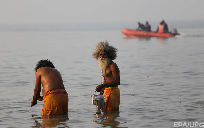 Суд Индии запретил выбрасывать мусор ближе, чем в 500 метрах от берега священной реки Ганг, которая входит в списки самых грязных водотоков в мире. 