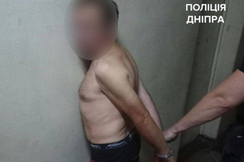 В Днепре патрульные полицейские задержали мужчину, подозреваемого в развращении несовершеннолетних. 