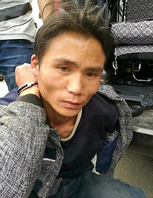 Суд в юго-западном Китае приговорил в пятницу к смертной казни мужчину, который убил киркой 19 человек, в том числе своих родителей и нескольких других родственников. 