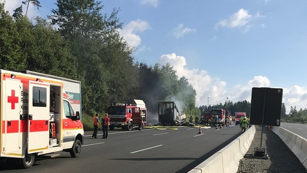 Вблизи города Мюнхберг (Бавария, Германия) рейсовый автобус столкнулся с фурой. После столкновения автобус загорелся и полностью сгорел. 