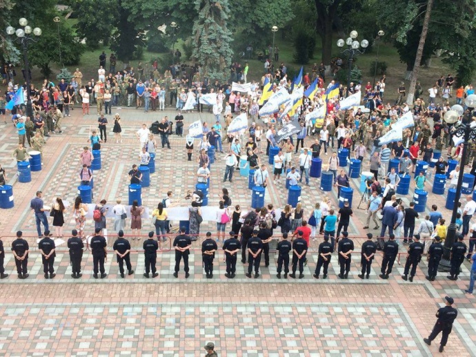 Под зданием Верховной Рады активисты жгут файеры и стучат в бочки, требуя снятия неприкосновенности с шести народных депутатов. 