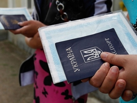 Предстоятель Украинской православной церкви Онуфрий попросил Петра Порошенко возобновить выпуск паспортов без биометрических данных. 