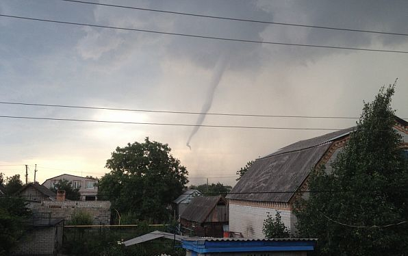В Кривом Роге Днепропетровской области в пятницу, 28 июля, прошел смерч и дождь с градом. 