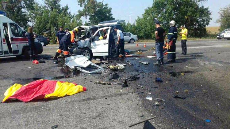 Вблизи Николаева, в районе микрорайона Матвеевка, на трассе Ульяновка-Николаев столкнулись микроавтобус и автомобиль. В результате ДТП погибли три человека, из них один ребенок шести лет, еще один человек пострадал. 