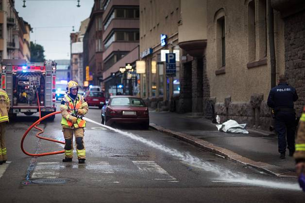 В центре Хельсинки неизвестный мужчина на автомобиле врезался в пешеходов. 
