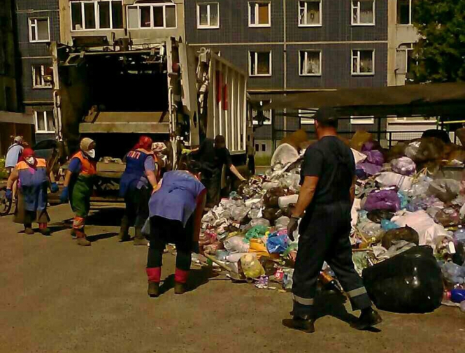 Из Львова по состоянию на 09.00 субботы вывезли 3265 тонн твердых бытовых отходов или более 50%. 