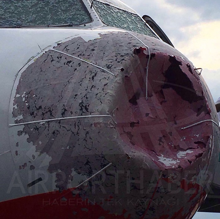 Самолет Airbus A320 с украинской регистрацией UR-AJC авиакомпании AtlasGlobal Ukraine (другое название - Atlasjet) попал под мощный град в Стамбуле. 