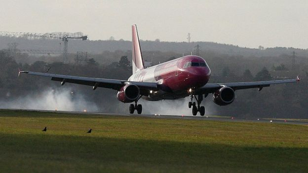 Пассажиры рейса авиакомпании Wizz Air остановили мужчину, который попытался открыть аварийный выход на борту самолета, следовавшего в Лондон. 