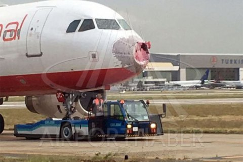 Самолет Airbus A320 с украинской регистрацией UR-AJC авиакомпании AtlasGlobal Ukraine (другое название - Atlasjet) попал под мощный град в Стамбуле. 