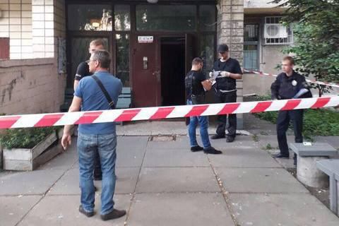 В понедельник, 3 июля, около полудня в Днепровском районе Киева в подъезде жилого дома выстрелом в голову убили 61-летнего мужчины. 