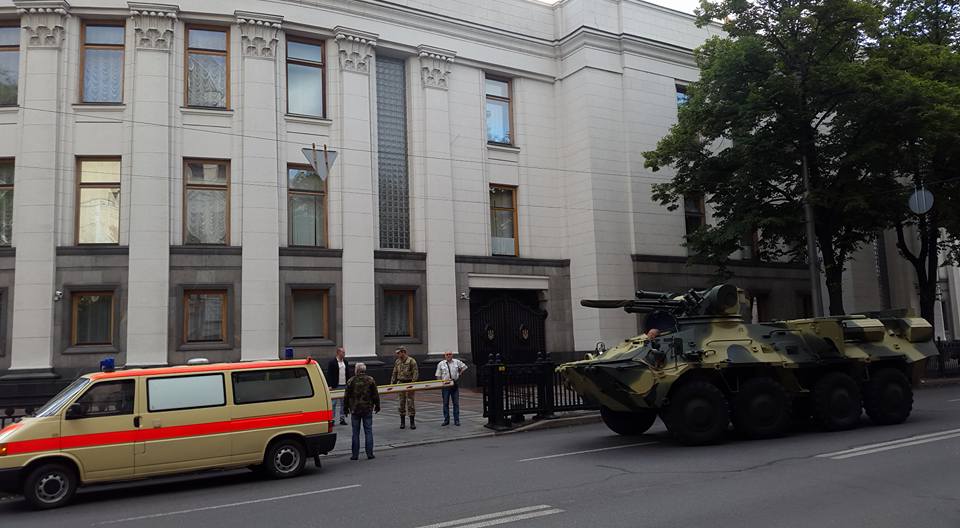 
Во двор Верховной Рады заехала бронетехника. 