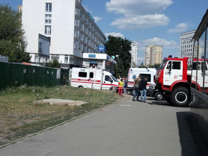 На третьем этаже дома в Голосеевском районе столицы, где сегодня произошел взрыв, спасатели обнаружили под завалами тело мужчины. 