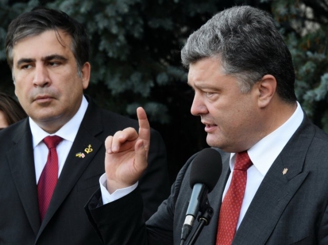 Михаил Саакашвили, лишенный президентом Петром Порошенко украинского гражданства, твердо рассчитывает вернуться в страну и вернуть себе паспорт в результате "мобилизации людей" на протест. 