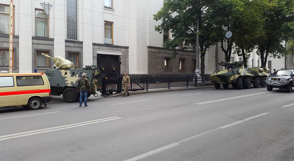 
Во двор Верховной Рады заехала бронетехника. 