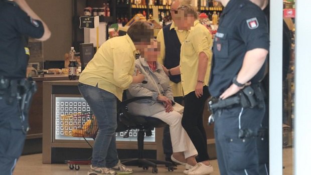 В немецком городе Гамбург мужчина с ножом напал на посетителей супермаркета. 