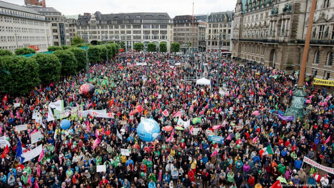 За несколько дней до саммита G20 в Гамбурге тысячи людей вышли на первую большую демонстрацию. 