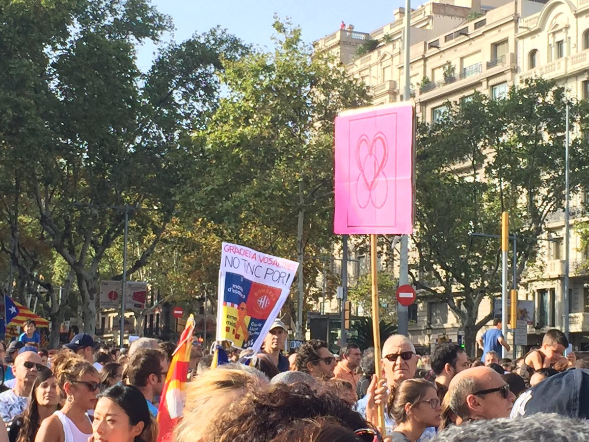 500 тысяч человек вышли на марш против терроризма в Барселоне из-за теракта, который произошел на прошлой неделе в Каталонии. 