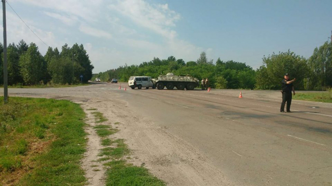 Три человека пострадали в результате столкновения военного бронетранспортера и микроавтобуса. 