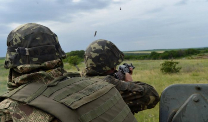 Российско-оккупационные группировки продолжили нарушать перемирие в зоне АТО, используя, в основном, гранатометы и стрелковое оружие. В ходе боевых действий трое украинских воинов получили ранения. 