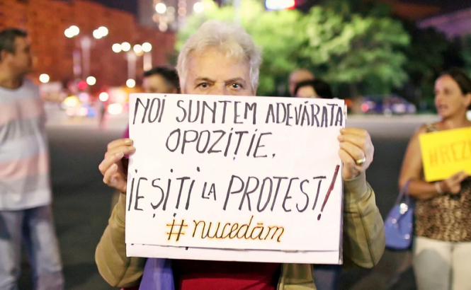 Многотысячные акции протеста начались в воскресенье вечером во многих городах Румынии: протестующие выступают против изменений в сфере правосудия, требуя отставки руководства парламента страны. 
