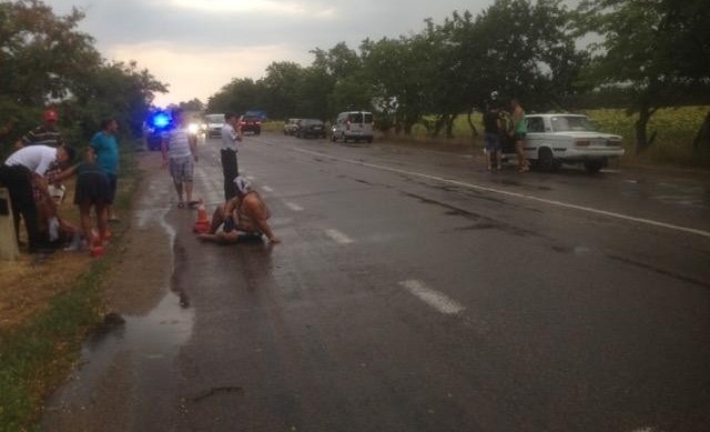 В воскресенье вечером, 6 августа, на трассе под Николаевом неизвестные открыли стрельбу, ранив двух человек, после чего скрылись. 