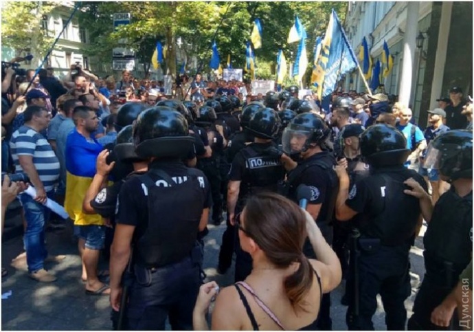 В Одессе произошло столкновение между участниками акции против передачи нового корпуса больницы скорой помощи частному медицинскому центру, задержаны шесть человек. 