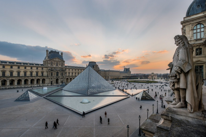 В столице Франции Париже из музея Лувр правоохранители в среду, 2 августа, провели эвакуацию посетителей. 