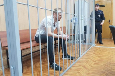 Тверской районный суд Москвы приговорил к четырем годам колонии общего режима Андрея Косых за нападение на полицейского во время антикоррупционного митинга, который состоялся 26 марта по инициативе оппозиционера Алексея Навального. 