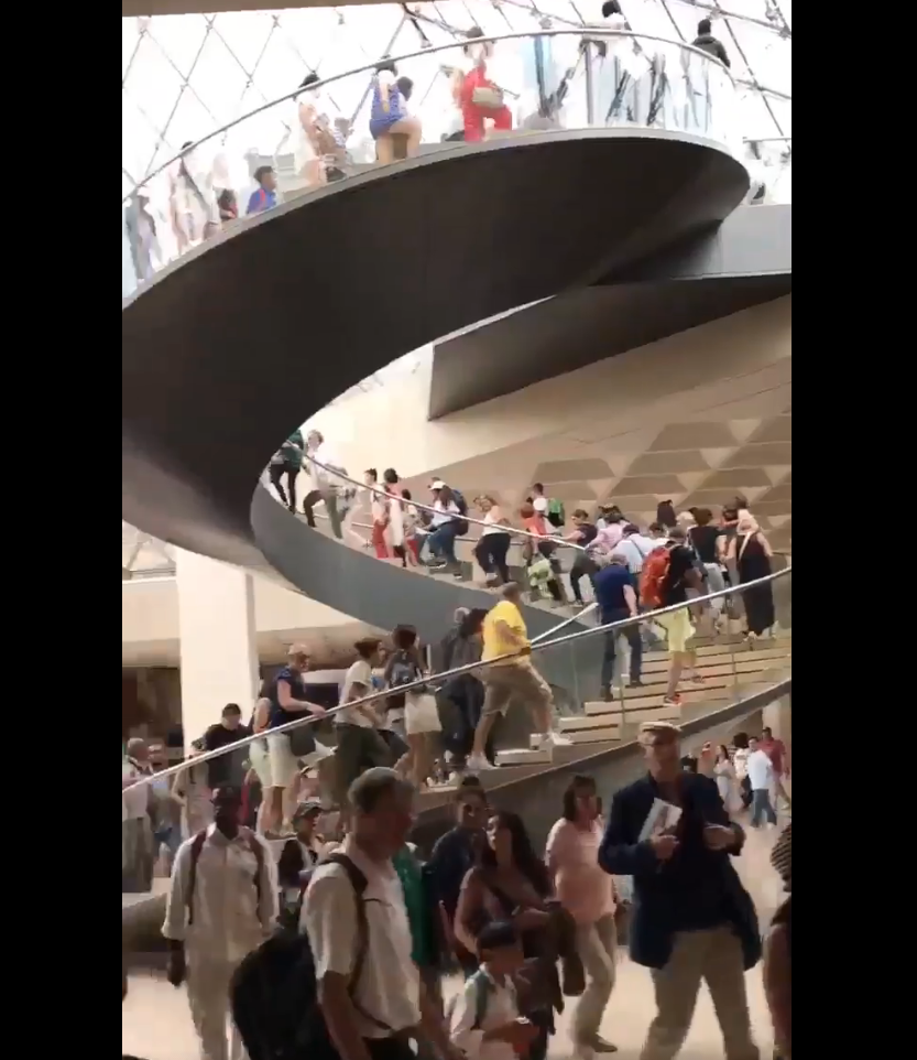 В столице Франции Париже из музея Лувр правоохранители в среду, 2 августа, провели эвакуацию посетителей. 